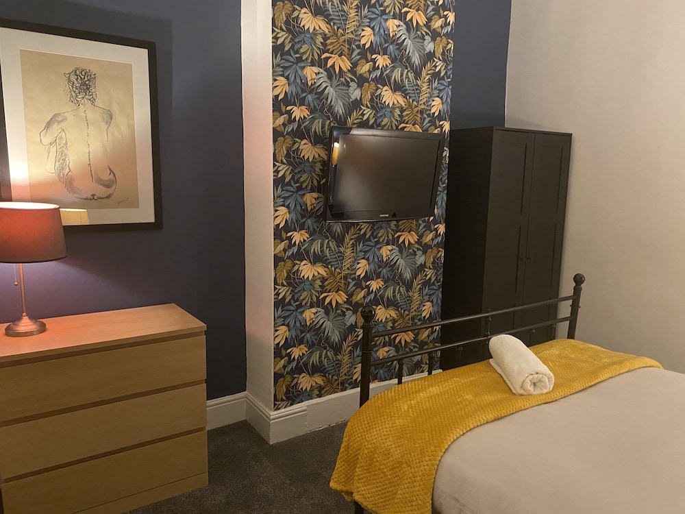 Refurbished 3 Bed House in Manchester view 3