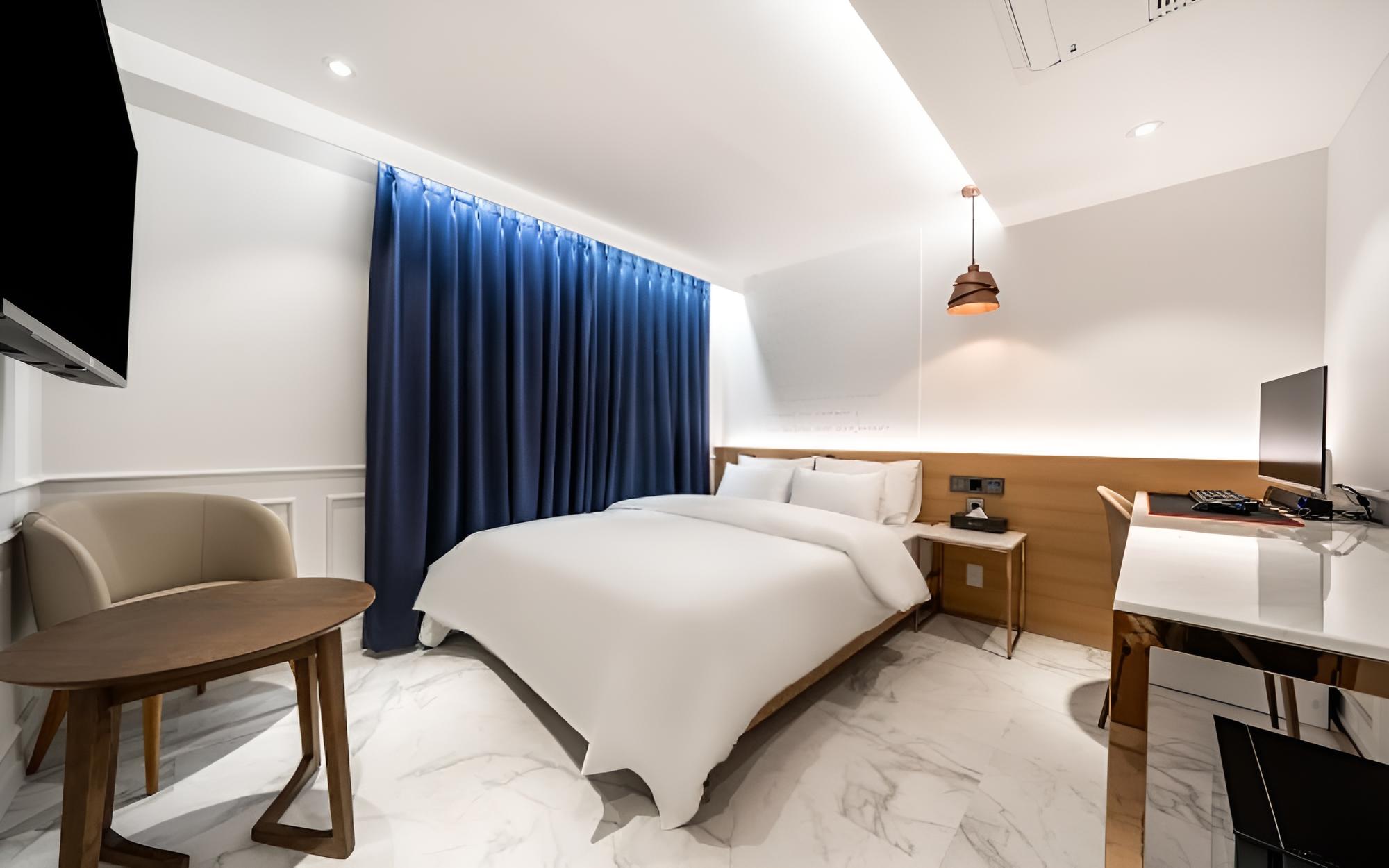 Jongno Hotel Laboum view 2