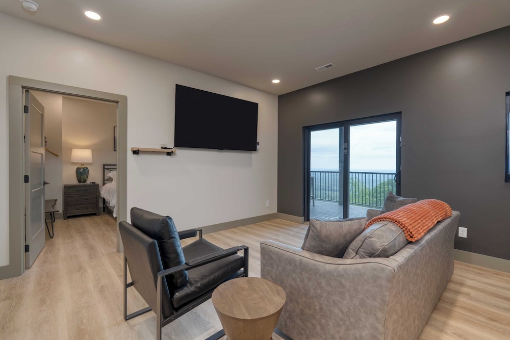 Luxury Group Retreat w/ Indoor Pool, Arcade & 56-mile Views Grand Vista Retreat