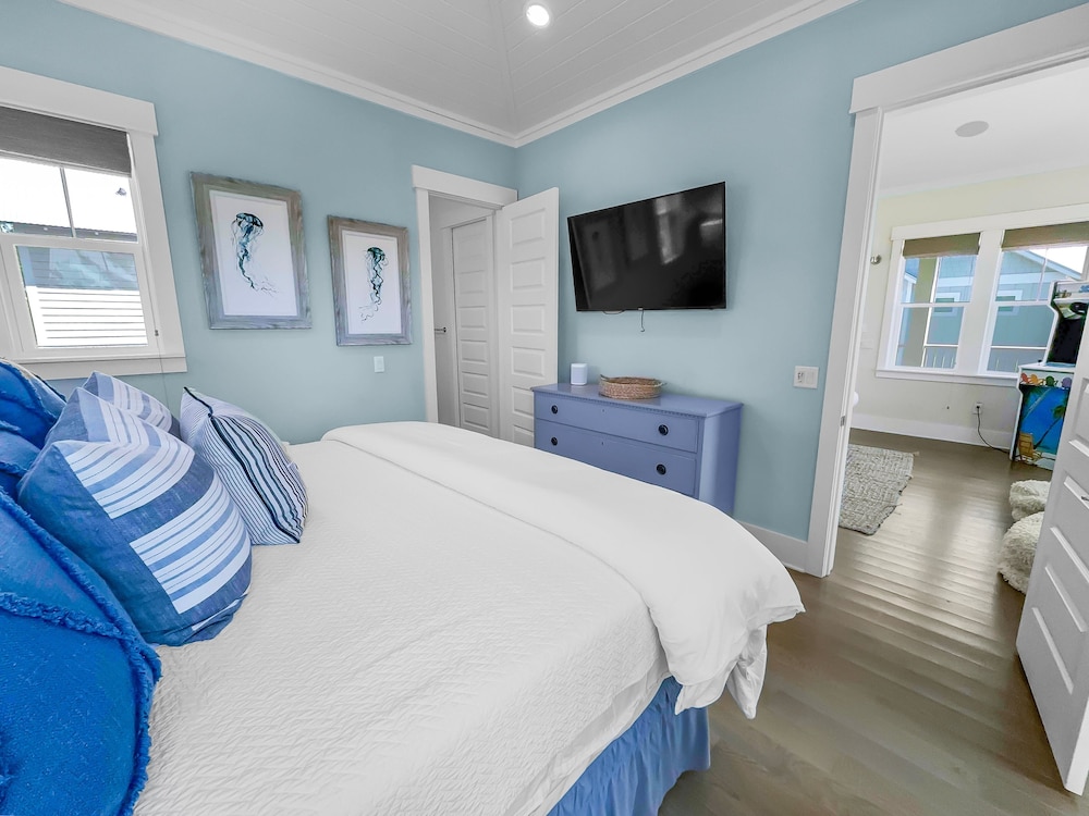 Sandy Bottoms 4 Bedroom Home by RedAwning view 5