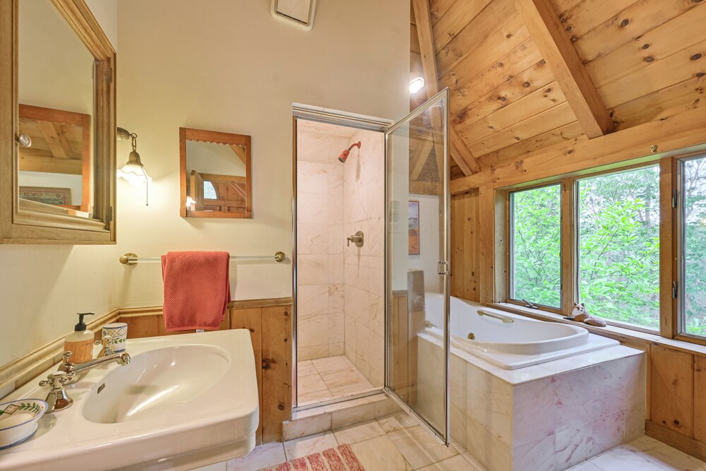 20-acre Hamptons Nature Escape w/ Hot Tub & Pool