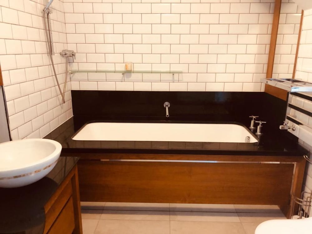 1 Bedroom Flat Sleeps 4 -free Onsite Parking -wifi