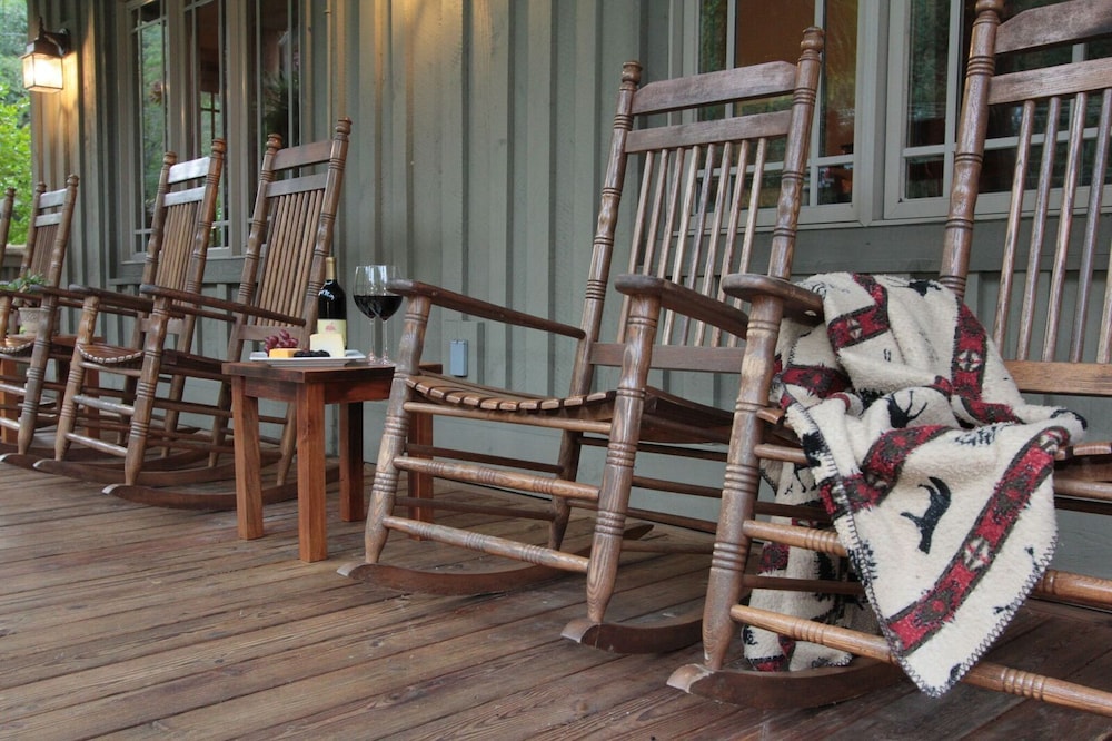 The Esmeralda Inn at Lake Lure