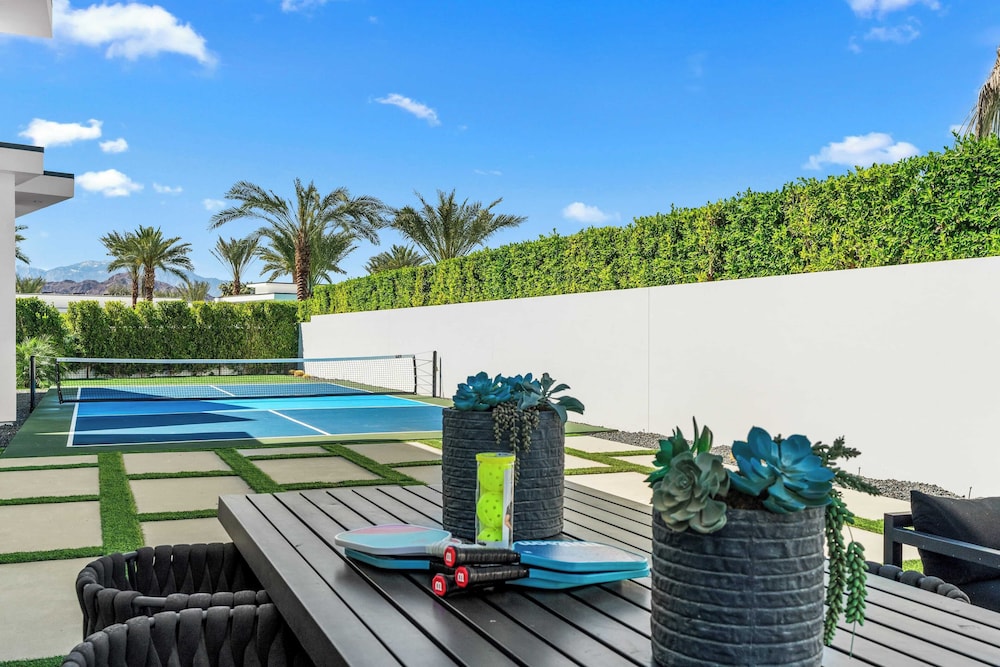 Luxury Retreat Pool, Putting Green + Pickleball Sleeps 17 Bravo Villa 8 by Avantstay