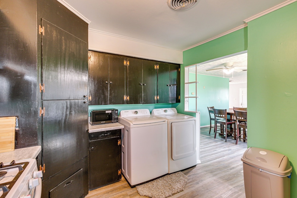 2 Mi to Phillips 66 Refinery: Home w/ Yard