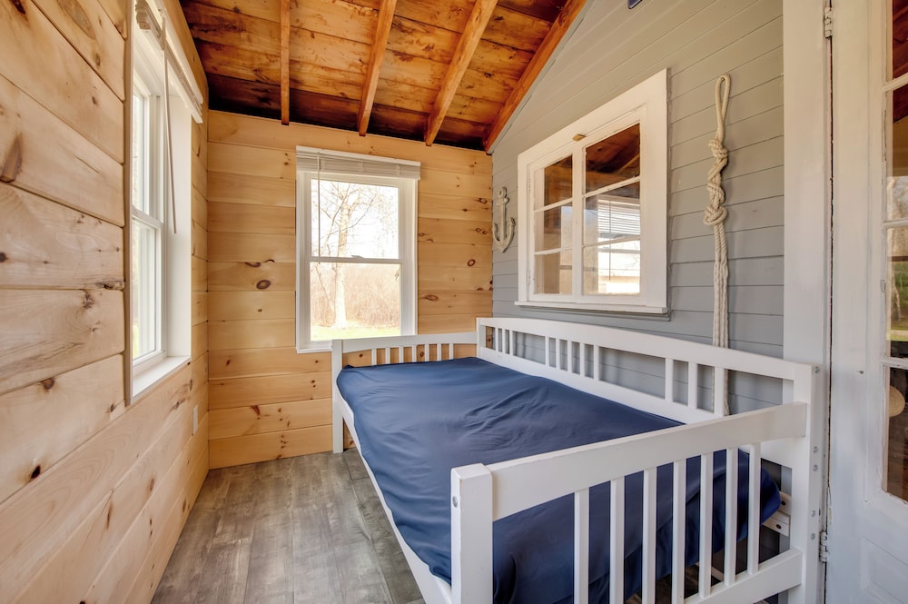 Walk to Long Sands Beach: Cottage w/ Fire Pits!
