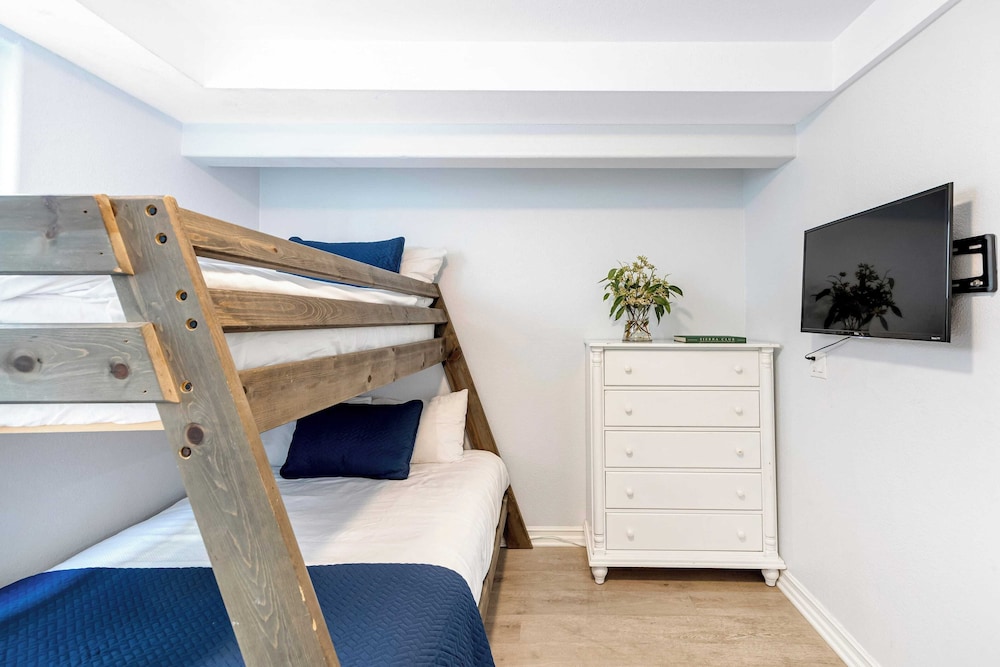 Sleeps 18 Steps to the Beach, Shops & Eateries Ocean Views, Patio, Fire Pit