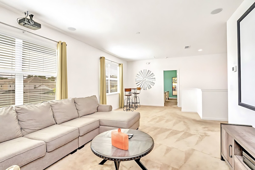 Upstay Lakefront Home w Pool Cinema, Games, BBQ