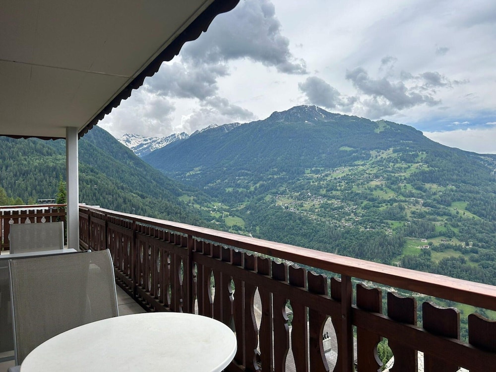 Apartment With Stunning Mountain View
