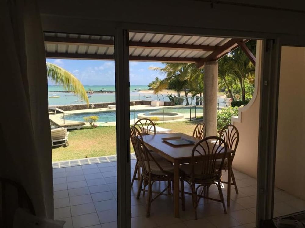 Residence With 6 Seafront Bungalows and Swimming