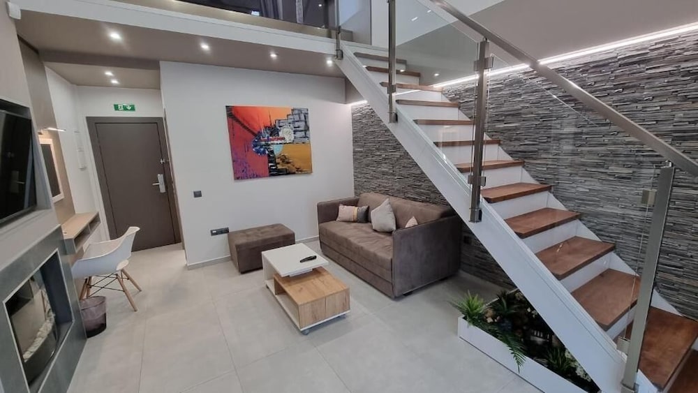 LUXSUITES