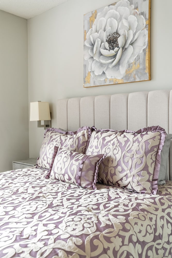 Simply Comfort, Stylish Downtown Apartment view 4