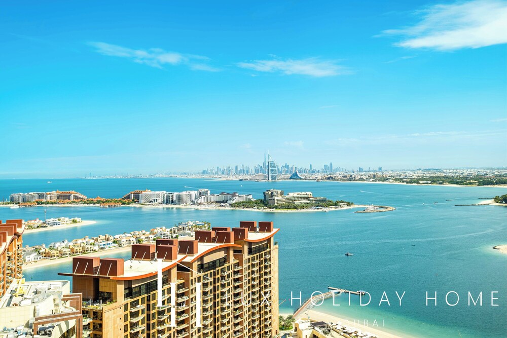 LUX Iconic Views at Palm Tower Studio