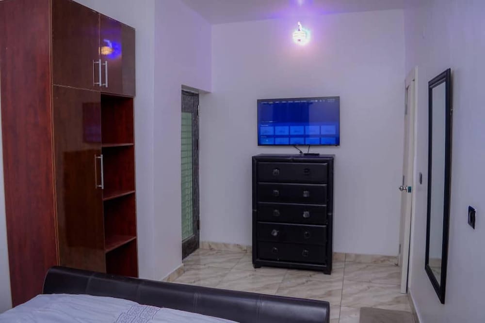 Bamgbose Apartments - Sleeps 2 - Parking - Balcony