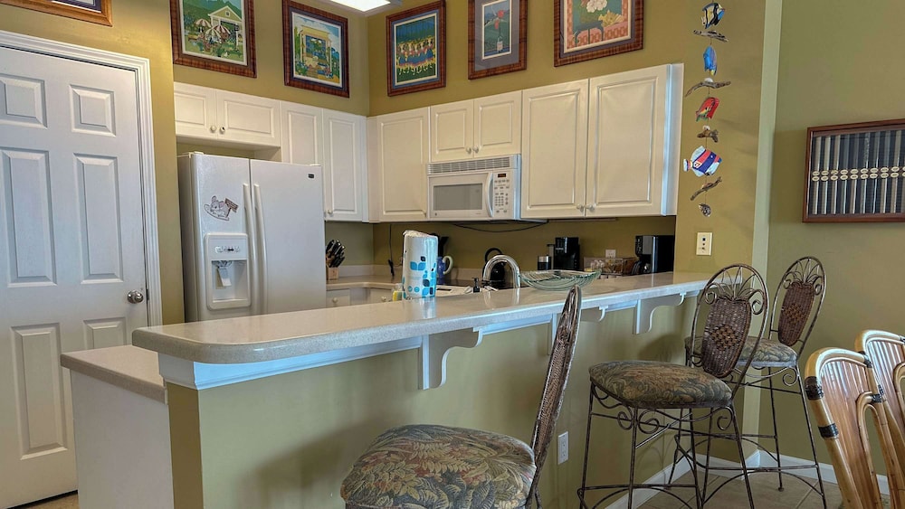 Spacious 3-bedroom Beachfront Condo Pool, Large Balcony