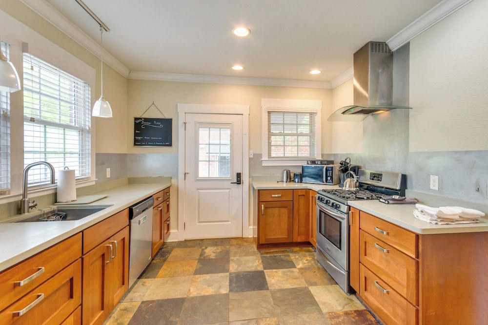 Stay & Play in Pensacola: Apartment Near Dtwn