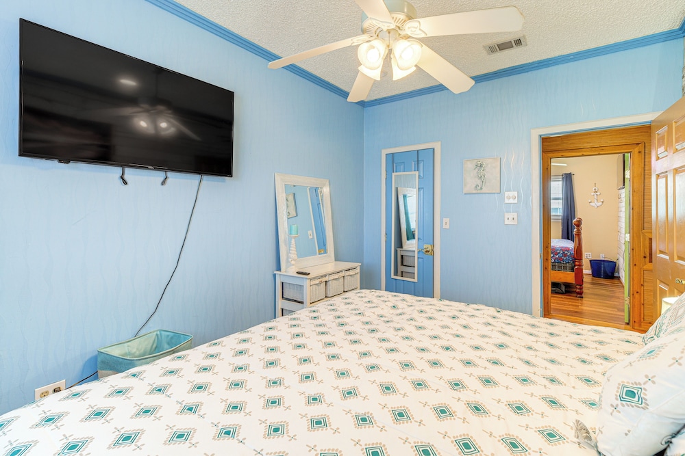 Walk to Beach: Getaway on Bolivar Peninsula!