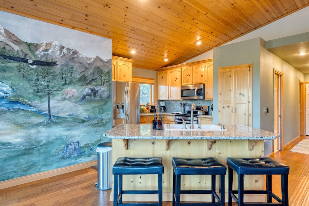 Golden Summit by Avantstay Stunning Secluded Cabin w Access to Tahoe Donner