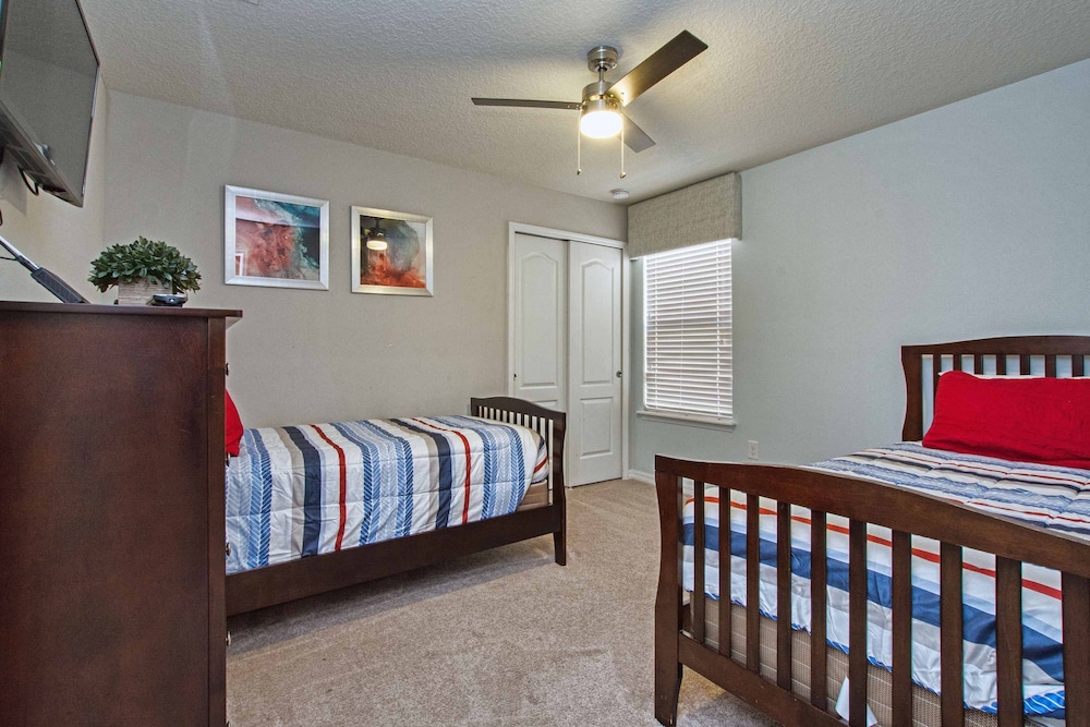 Home 8 Bdrm at Windsor Westside With Top Amenities