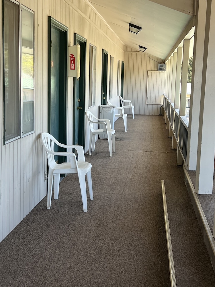 Silver Spur Motel - Property Image 4