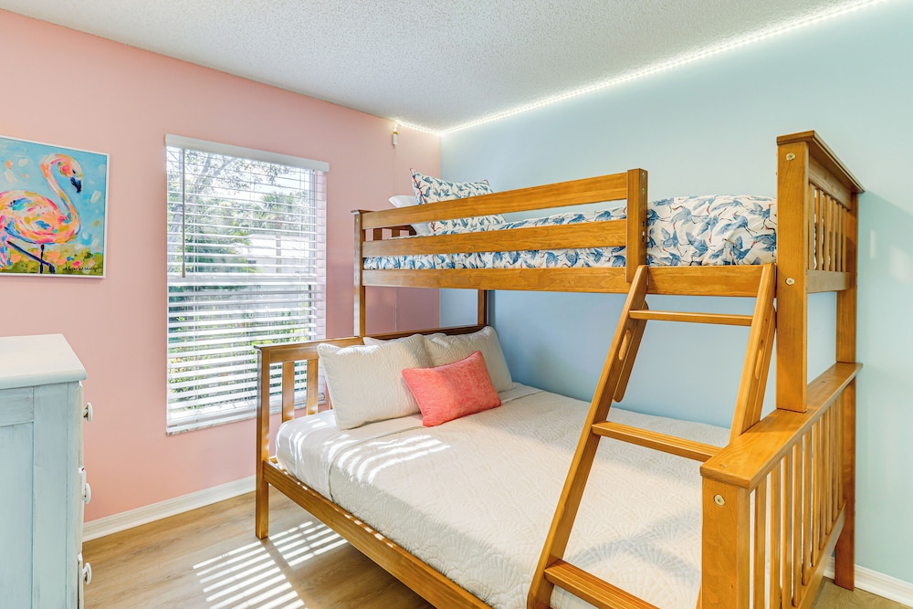 Private Yard & Screened Patio: Sunny Sebastian Gem