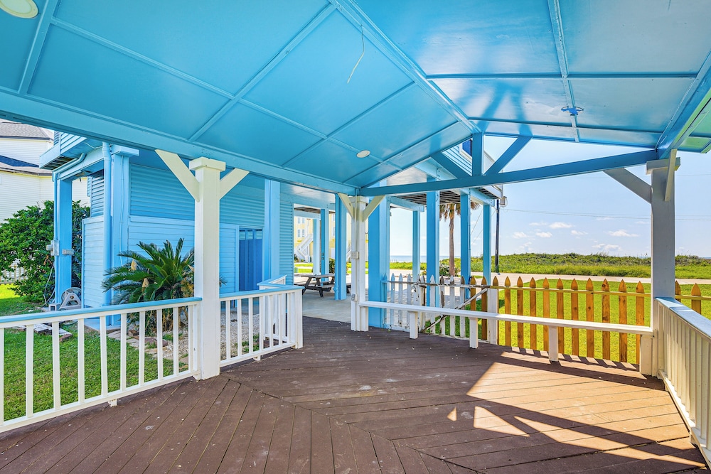 Walk to Beach: Home w/ 2 Decks in Galveston!