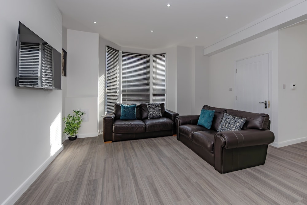 Apartment - Sleeps 7 - Parking - Close to Pier