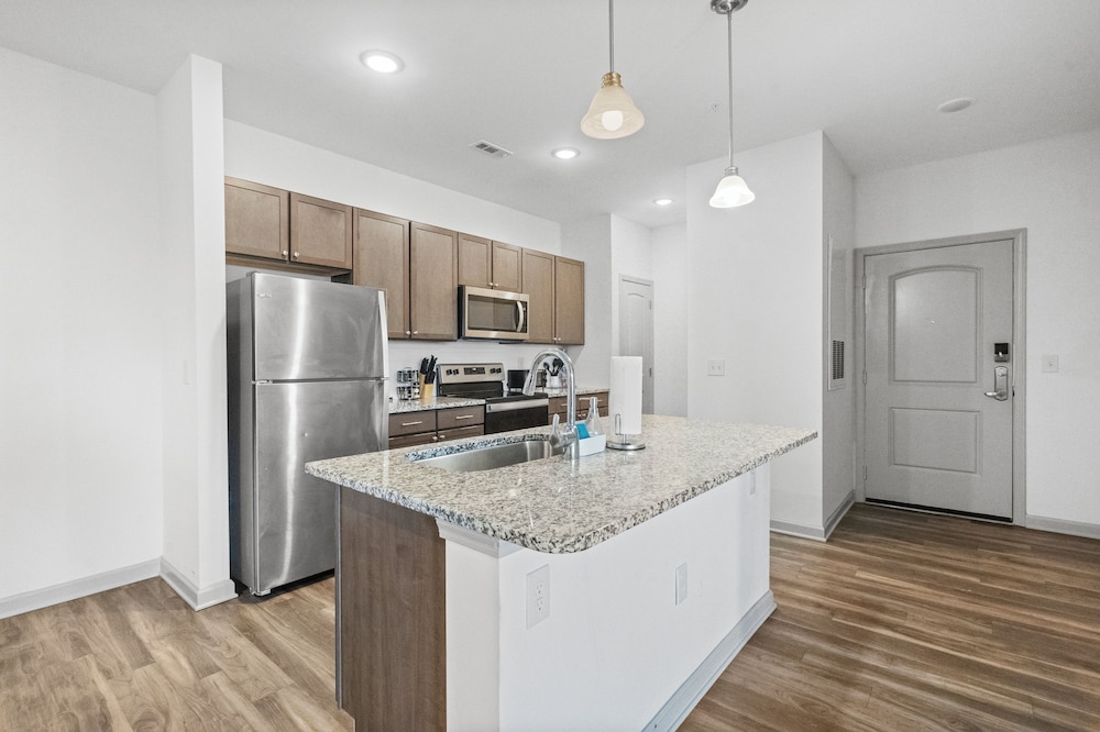Upscale King 2BR Suite Mins to Charlotte