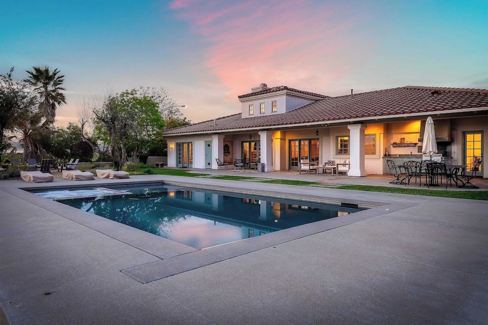 Wellsona Vineyard Retreat + Pool, Hot Tub, Views Main Home + Guest Home