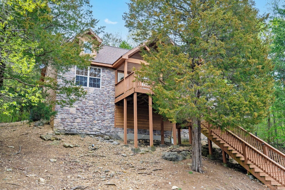 Simons Treetop Cabin 2 BDR in Popular Resort! view 4