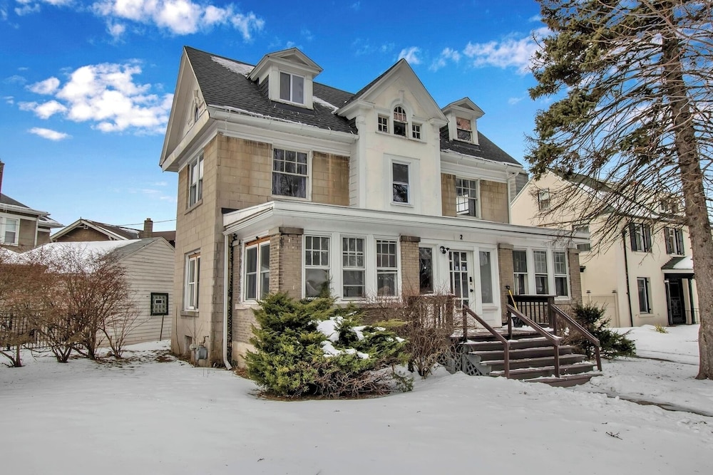 Cozy 3BR Near UB & Niagara Falls - Pet Friendly