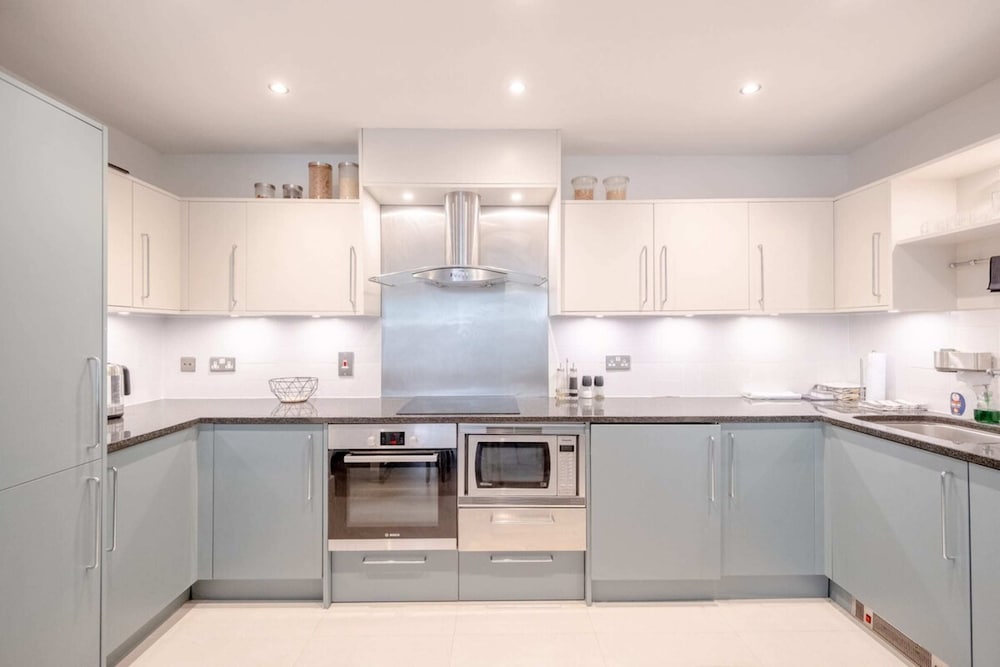 Central 2BD Flat w/ River View Balcony - Vauxhall!
