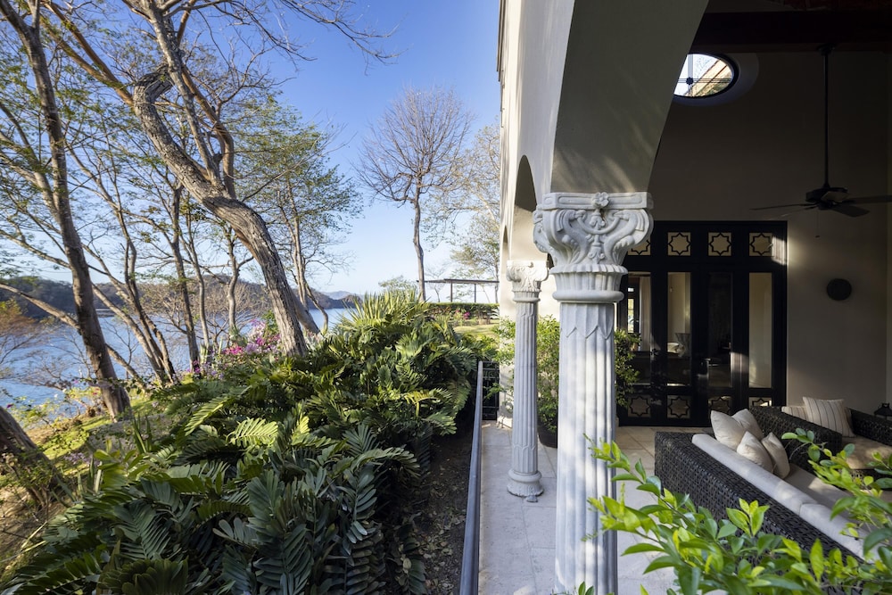 Arcos Del Mar Beachfront