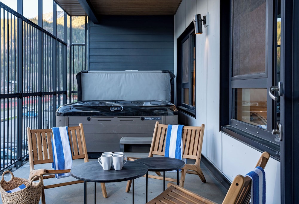 Drop In Condo by Revelstoke Vacations