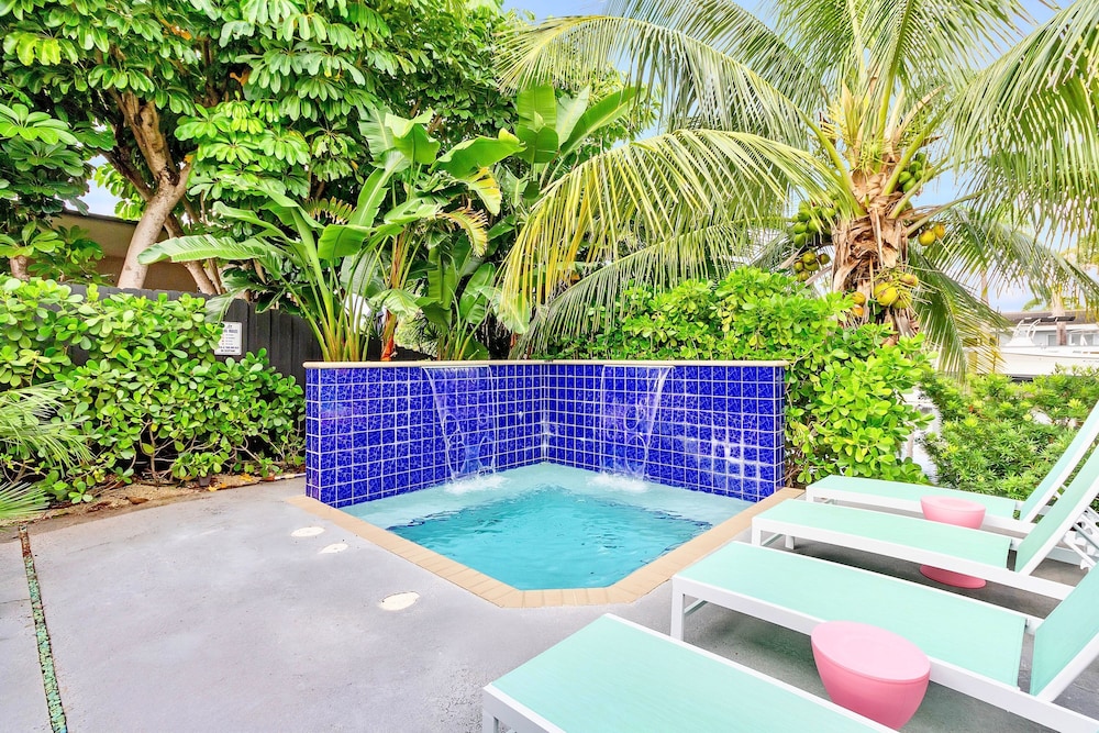 Flirty Flamingo Colorful Waterfront Escape w Pool