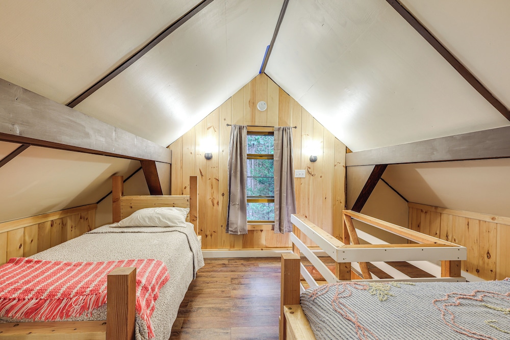 Hike, Raft, Ski & More: Cozy Cabin in Johnsburg!