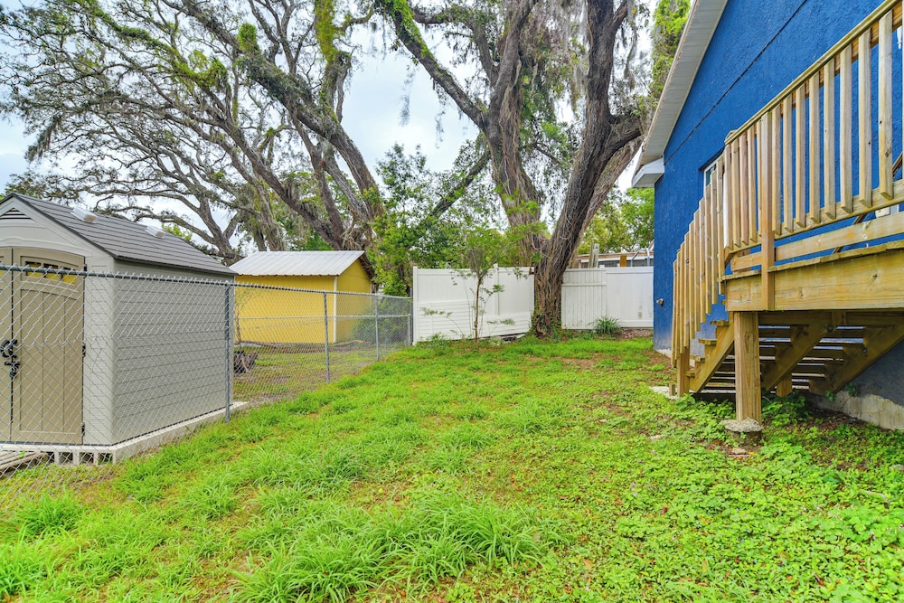 Close to Attractions: Tampa Retreat w/ Yard!