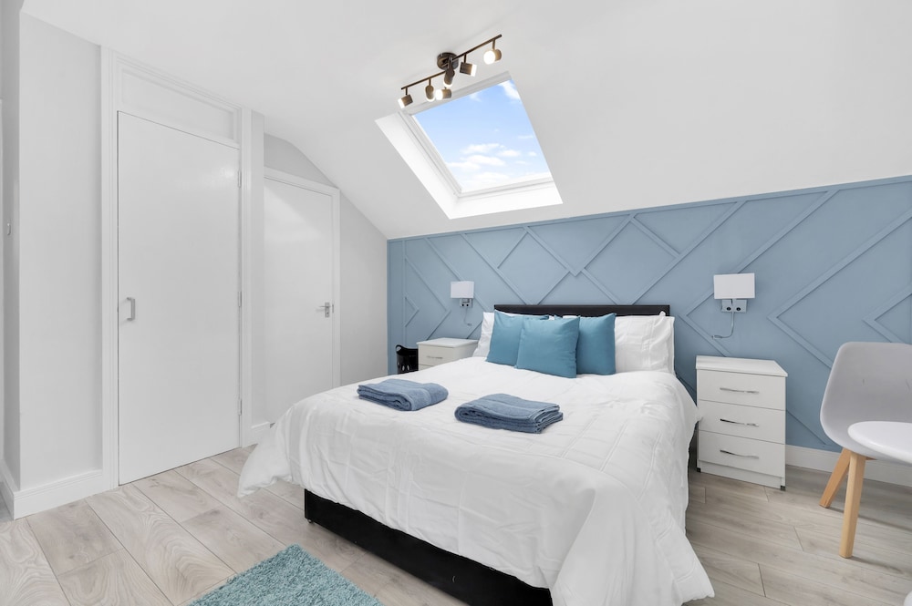 Stylish 4-bed Apartment - Parking & Central Links