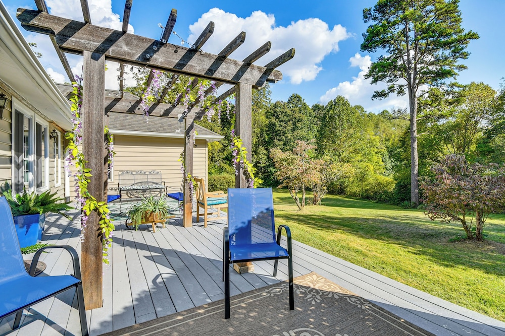 Mtn Views, Deck, Porches & Patio: Asheville Escape