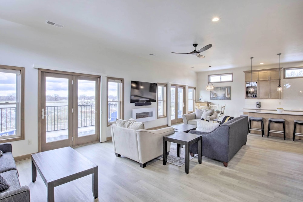 Spacious Recently Built Home < 1 Mi to Lake! 3
