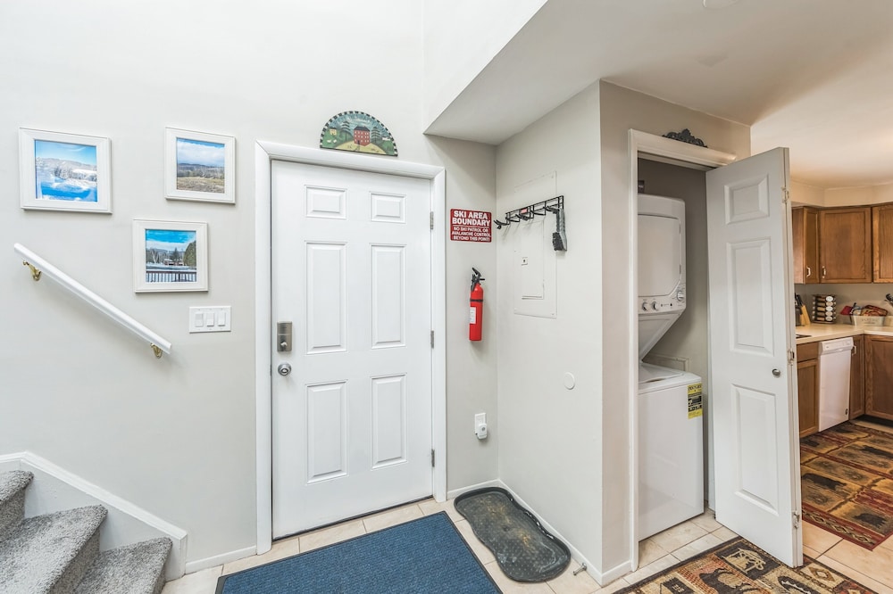 46er 15e - Stylish & Comfortable Mountain Retreat 2 Bedroom Townhouse by The Summit at Gore Mountain