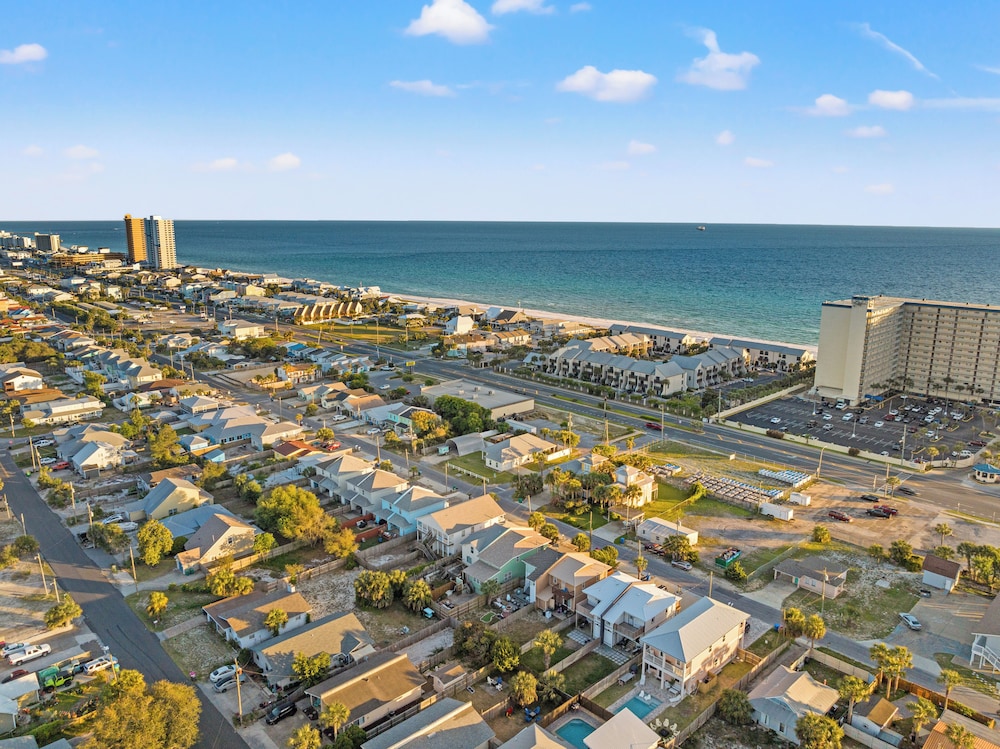 Just Beachy 3BR Dog-friendly Townhouse Near Beaches & Attractions!