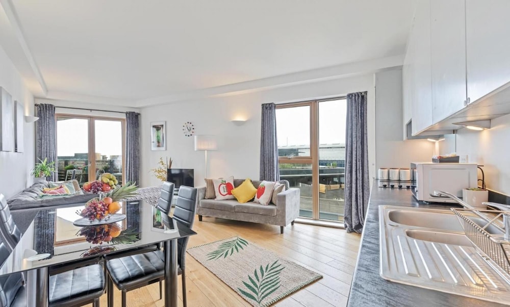 Panoramic Pad -amazing Apartment With WOW Factor Views Across the City to the sea view 4