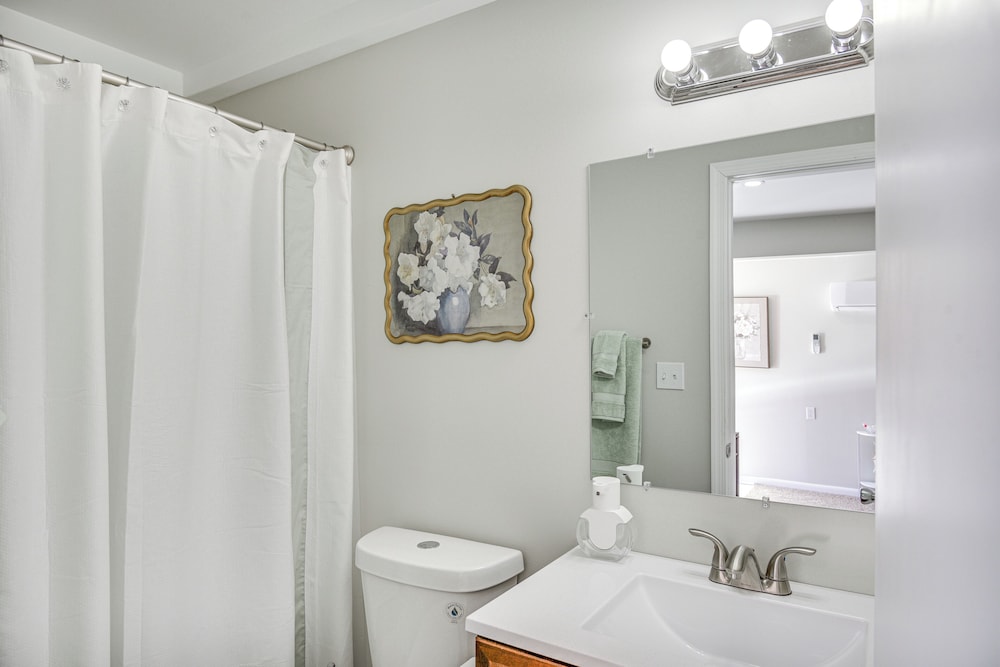 11 Mi to Virginia Beach Boardwalk: Studio Retreat!