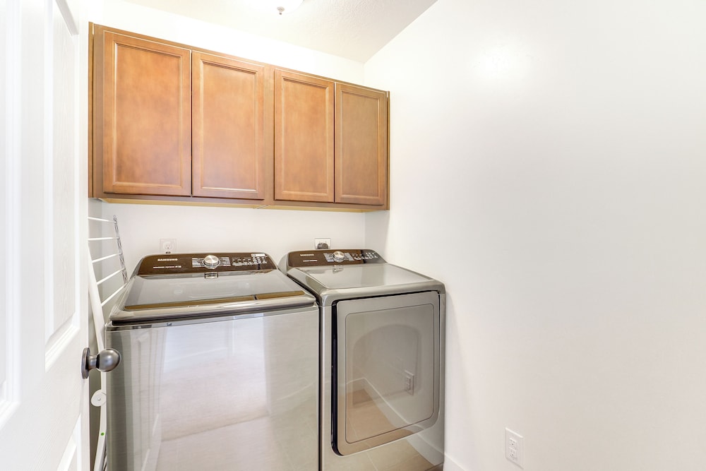 4 Mi to Zions Bank Stadium: Sleek Herriman Retreat