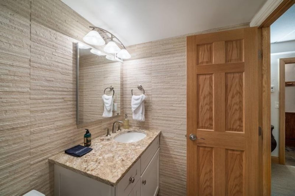 Creekside 2 Bedroom Condo in Vail Village Near Covered Bridge