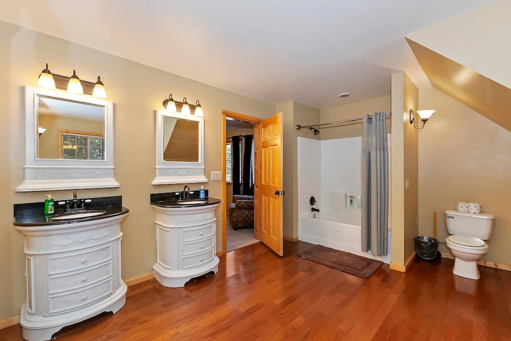 Big 10 Luxury Cabin with HotTub
