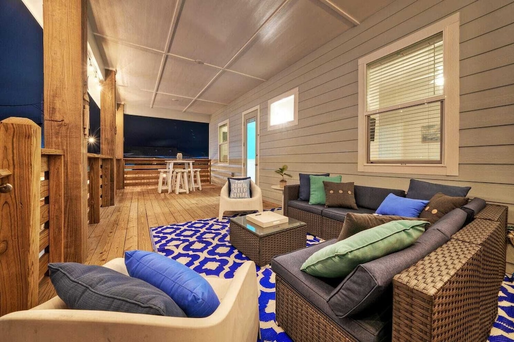 Sleeps 22! 2 Homes Priv Pool, Putting Green, Bar, Deck, Prime Port A Location