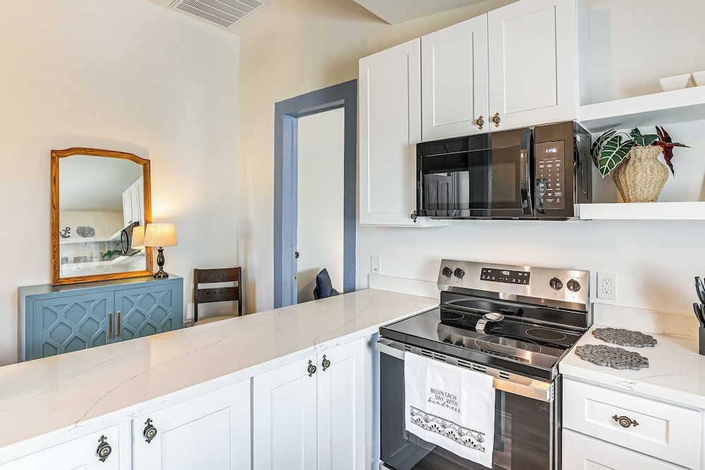 < 1/2 Mi to The Strand: Historic Galveston Apt!
