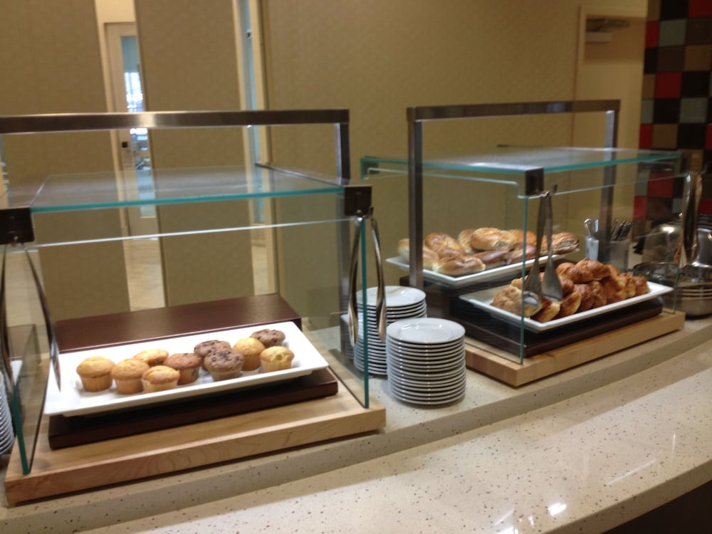 Elizabeth Vacations - Embassy Suites Newark Airport - Property Image 2